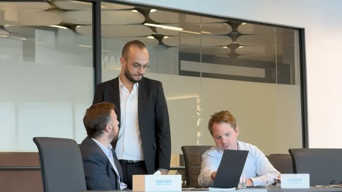 One-to-one coaching at the table during a session